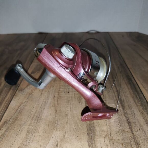 Quantum Artemis ART 30 Ladies Spinning Reel 3 Bearings Rose Pink. Has some wear - Picture 3 of 6